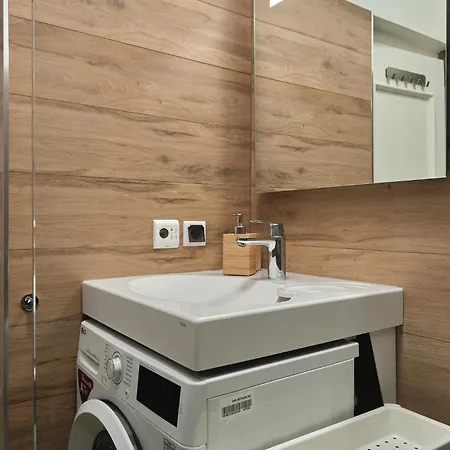 Cozy Near The Embankment And The Old Town And Free Parking In Front Of The Windows *