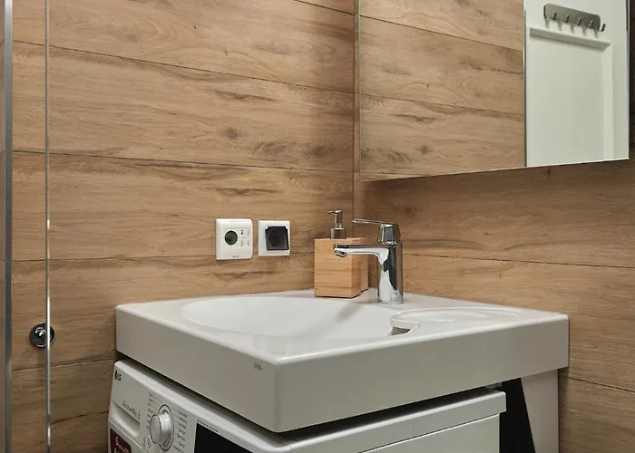 Cozy Near The Embankment And The Old Town And Free Parking In Front Of The Windows *